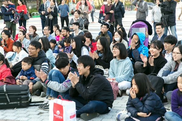 공연을 보며 즐거워하는 사람들. 청와대 직원들, 경찰들도 함께 어우러졌다. 