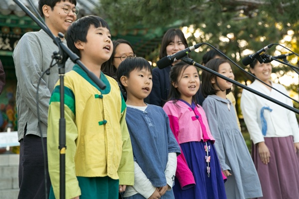 매월 순례 지역의 아리랑이나 그 땅의 얼이 스민 민요를 찾아 부르고 나누는 이들이 '평화 아리랑'을 부르고 있다. 