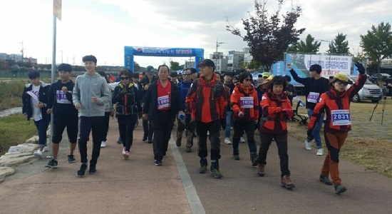    제4회 평화통일염원 대구경북 시도민 걷기대회에서 참가자들이 통일을 기원하며 걷고 있다.