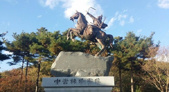     대구 동구 지묘동에 있는 신숭겸 장군 동상.