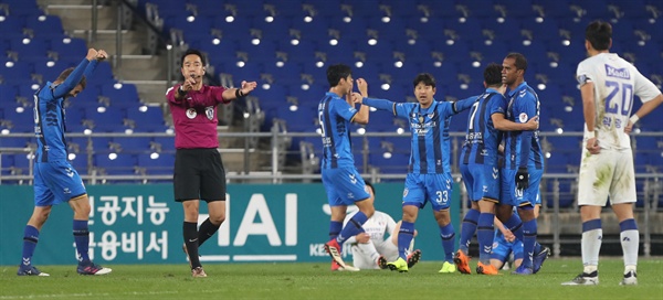 결승 진출한 울산 지난 10월 31일 오후 울산 문수축구경기장에서 열린 2018 KEB하나은행 FA컵 준결승 울산 현대와 수원 삼성의 경기. 승리한 울산 선수들이 환호하고 있다.