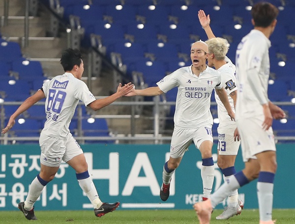 골 넣은 수원 이종성 지난 10월 31일 오후 울산 문수축구경기장에서 열린 2018 KEB하나은행 FA컵 준결승 울산 현대와 수원 삼성의 경기. 수원 이종성이 골을 넣고 선수들과 기뻐하고 있다. 