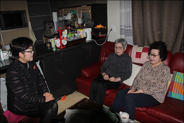 어머니 장경례 지사의 이야기를 들려주는 두 따님, 왼쪽이 기자이고 건너편 소파 안쪽의 검은 웃옷이 동생 허은희 씨(81살), 그 옆이 언니 허찬희 씨(83살)