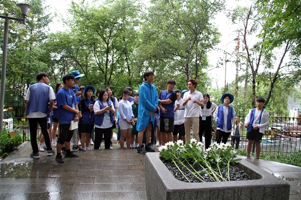  2018년 8월 5일 2018 창의융합형 인문학 기행단이 블라디보스톡 신한촌 기념비를 참배하고 헌화 하였다.
