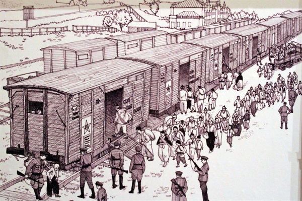  당시 선조들은 라즈톨리예 역에서 시베리아 횡단 열차에 실려 30~40일을 이동하며 카자흐스탄이나 우즈벡 등으로 갔다. 열차의 환경은 아주 열하였으며 기록에 따르면 이동 중에 550여명 이상이 사망 하였다. 사진은 우수리스크 고려인 문화회관에 전시된 당시 상황을 묘사한 삽화
