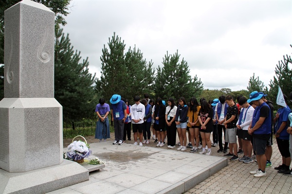  2018년 8월 5일 2018 창의융합형 인문학 기행단이 우수리스크 이상설 유허비를 방문하여 헌화하고 묵념을 올리고 있다. 유허비 바로 뒤에 보이는 강이 수이푼 강이다.