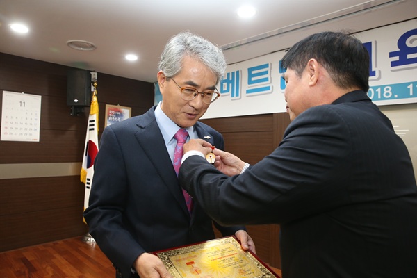 박종훈 경남도교육감이 11월 1일 오후 교육청 제2청사 대회의실에서 베트남 정부 관계자로부터 교육훈장을 받고 있다.