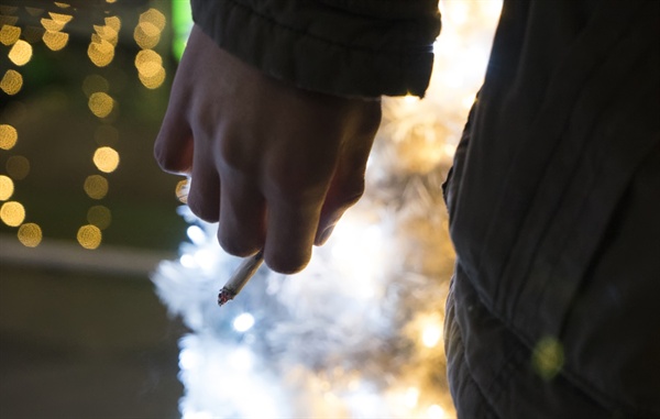 부천역 골목에서 담배를 피우고 있는 위기청소년.