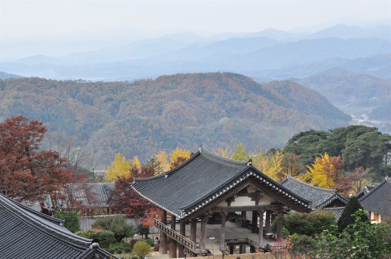 무량수전앞마당, 안양루에서 내려다 보는 풍경. 출렁이는 소백산준령이 
가슴을 벅차오르게 한다.