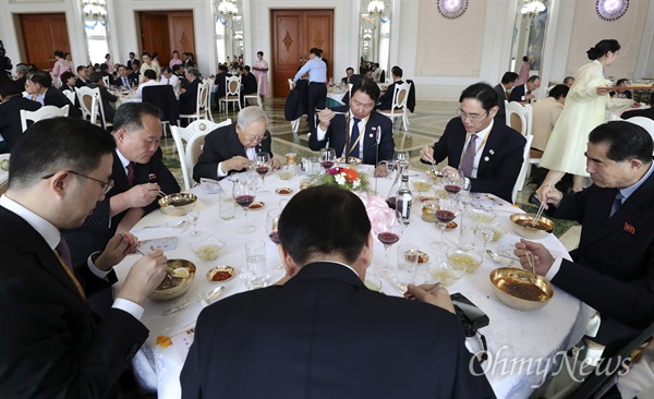 재계 수장들도 맛보는 옥류관 평양냉면 문재인 대통령 평양 방문 특별수행원으로 방북한 이재용 삼성전자 부회장, 최태원 SK 회장, 구광모 LG 회장 등이 9월 19일 오후 평양 옥류관에서 열린 오찬에서 리선권 조국평화통일 위원장 등 북측 인사들과 식사하고 있다.