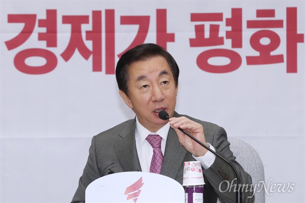 자유한국당 김성태 원내대표가 2일 오전 국회에서 열린 원내대책회의에서 모두발언을 하고 있다. 