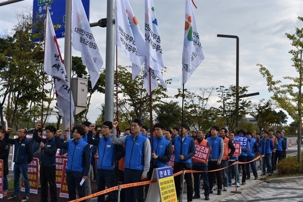 충남도의회 시군행정사무감사 폐지 공동대책위원회가 오는 5일 행감 저지를 위한 대규모 집회를 예고해 파장이 일고 있다. 사진은 지난달 1일 열린 공무원 노조의 집회 모습