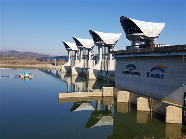 지난 1일 2시부터 다시 닫힌 백제보는 수위가 상승하고 있다. 보 하류에서는 감사원 감사에 따른 보강공사가 진행 중이다.