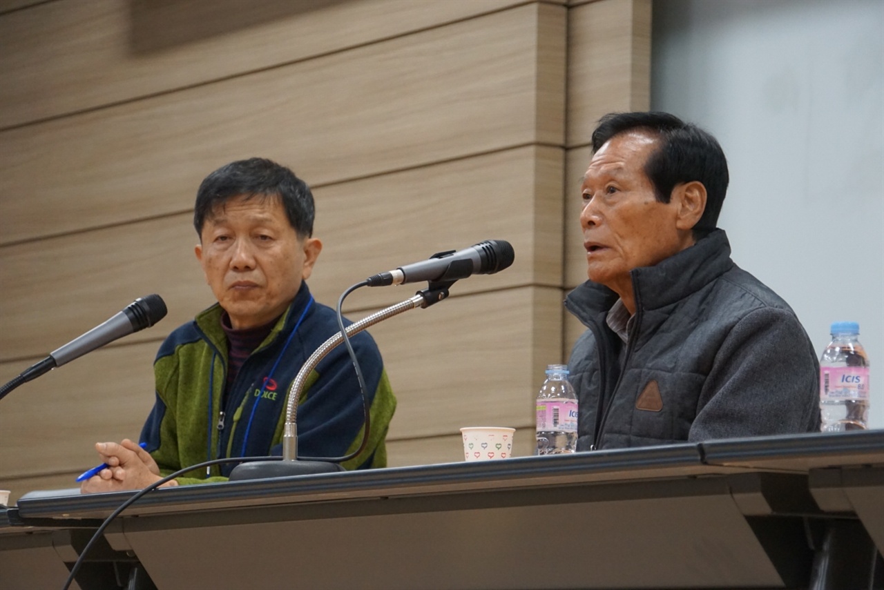 10월 31일 순천대에서 열린 여순 인문주간행사 학술대회에서 박병섭 역사교사 사회로 유족 증언이 있었다. 우측의 회색 상의가 김천우 씨로 여수 출신 유족이다.