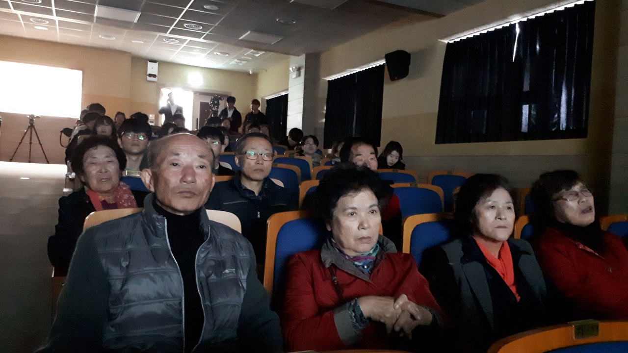 10월 31일 순천대에서 열린 여순 학술대회에 참석한 유족들이 여순 당시 촬영된 사진자료를 편집한 영상을 시청하고 있다.