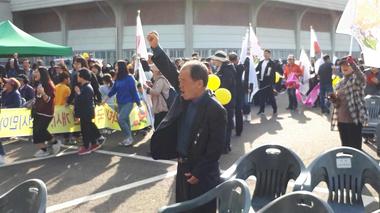 10월 20일 순천 팔마체육관에서 열린 여순위령제에서 임채선 유족이 "특별접을 제정하라" 외치고 있다. 