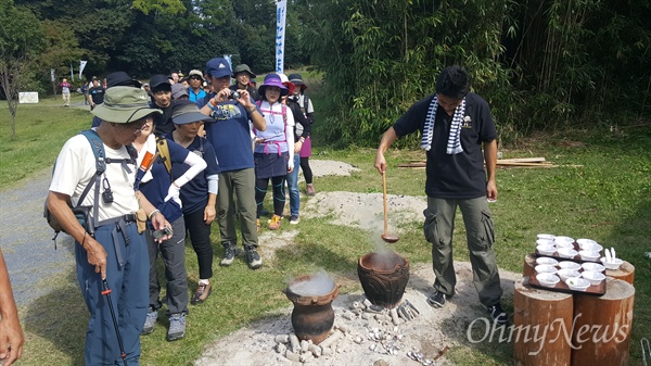  지난 10월 8일 일본 미야기올레 오쿠마츠시마 코스 개장을 기념해 마을 주민들이 메밀, 바지락, 오리고기, 버섯 등을 넣은 소바가유(메밀죽)를 끓여서 올레꾼들에게 나줘주고 있다. 
