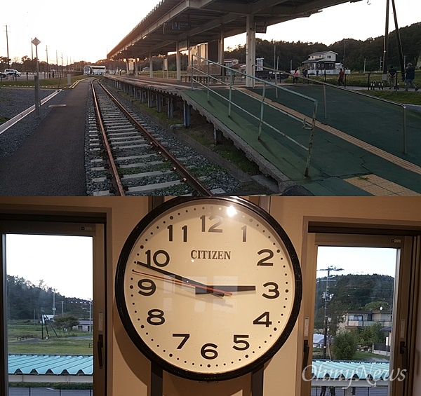 2011년 동일본 대지진 때 쓰나미가 덮친 히가시마쓰시마시 노비루(野蒜) 기차역의 참혹한 모습.(위쪽) 역은 폐쇄됐지만 역터를 보전하고, 역 앞 건물 2층에 전시관을 마련해 당시 쓰나미의 참상을 알리고 있다. 전시관에 걸려 있는 벽시계는 대지진 발생 시각인 '오후 2시 46분 18초' 경에 멈춰져 있다.  