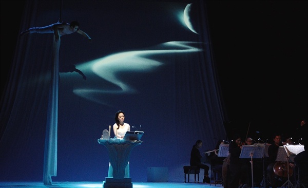  에어리얼리스트 차정훈의 줄타기 동작은 소프라노 박하나(1일 리허설 사진)의 노래를 묘사하며 생동감을 불어넣었다. 