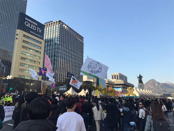 3일 '여학생을 위한 학교는 없다' 스쿨미투 집회 참가자들이 행진하고 있다.