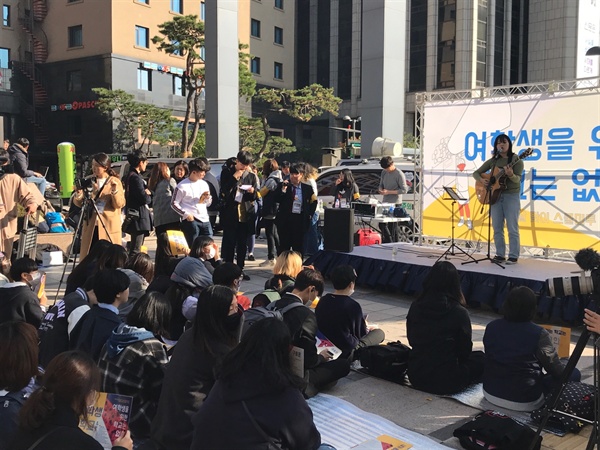 3일 '여학생을 위한 학교는 없다' 스쿨미투 집회 참가자들이 공연을 보고 있다.