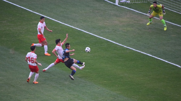  28분, 인천 유나이티드 남준재가 무고사의 헤더 어시스트를 받아 오른발 발리슛으로 멋진 골을 터뜨리는 순간.