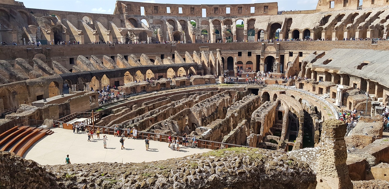 로마의 유명 관광지인 콜로세움은 피로 점철된 제국의 비극적 역사를 떠올리게 한다.