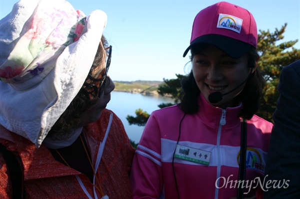 금강산 삼일포 안내원을 격려하는 유시춘 교육방송 이사장(사진 왼쪽).