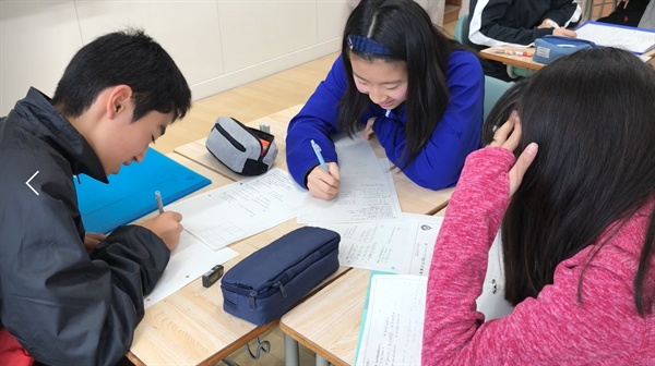 토론하여 수학 문제 풀기 가이세이 중등교육학교 4학년 학생들이 수학 수업 시간에 토론해 가면서 문제를 푸는 장면.