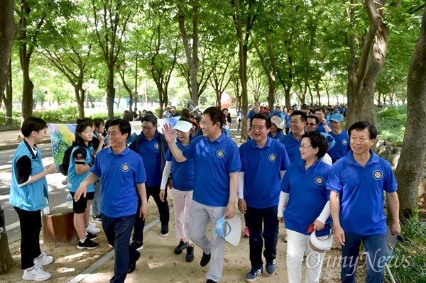 지난 7월 14일 박남춘 인천시장이 '인천사랑 실천 걷기대회' 참가자들과 인천대공원을 지나고 있다. 
