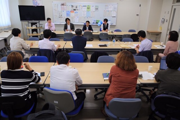 "IB 교육과정 질의 응답" 대구교육청 소속 교사들과 삿포로 가이세이 중등교육학교 관계자들이 IB 교육을 주제로 질의 응답하는 장면.