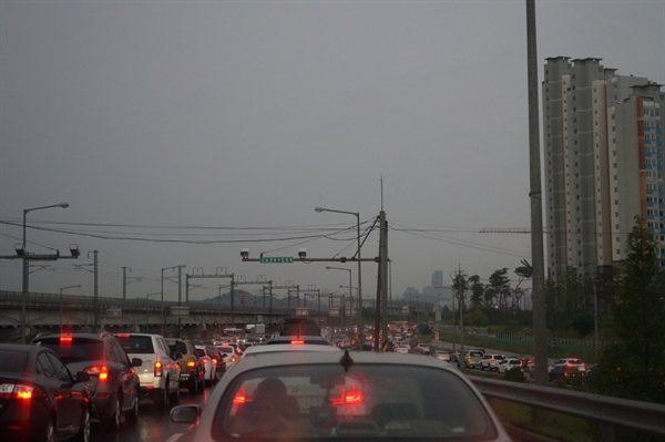 퇴근시간대 아산-천안 방면 도로가 퇴근차량들로 극심한 정체현상을 보이고 있다. 