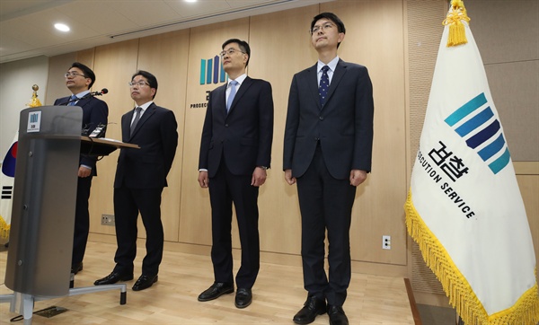 국군기무사령부의 계엄령 문건작성 의혹을 수사 중인 '계엄령 문건 관련 의혹 군·검 합동수사단' 공동 수사단장인 노만석 서울중앙지검 조사2부장(왼쪽에서 두번째)과 전익수 공군대령(왼쪽에서 세번째)이 7일 오전 서울 송파구 서울동부지검에서 중간수사 결과를 발표하고 있다.