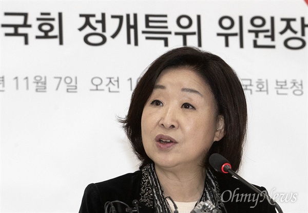 심상정 국회 정치개혁특별위원회 위원장이 7일 오전 서울 여의도 국회에서 기자간담회를 열어 선거구제 개편에 대해 포부를 밝히고 있다.