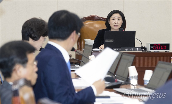 심상정 국회 정치개혁특별위원회 위원장이 7일 오후 서울 여의도 국회에서 정치개혁특별위원회 전체회의에서 선거구제 개편 등을 논의하고 있다.