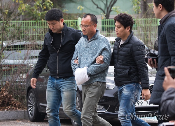 양진호 한국미래기술 회장이 7일 오후 경기도 성남에서 체포되어 수원 경기남부지방경찰청으로 압송되고 있다.