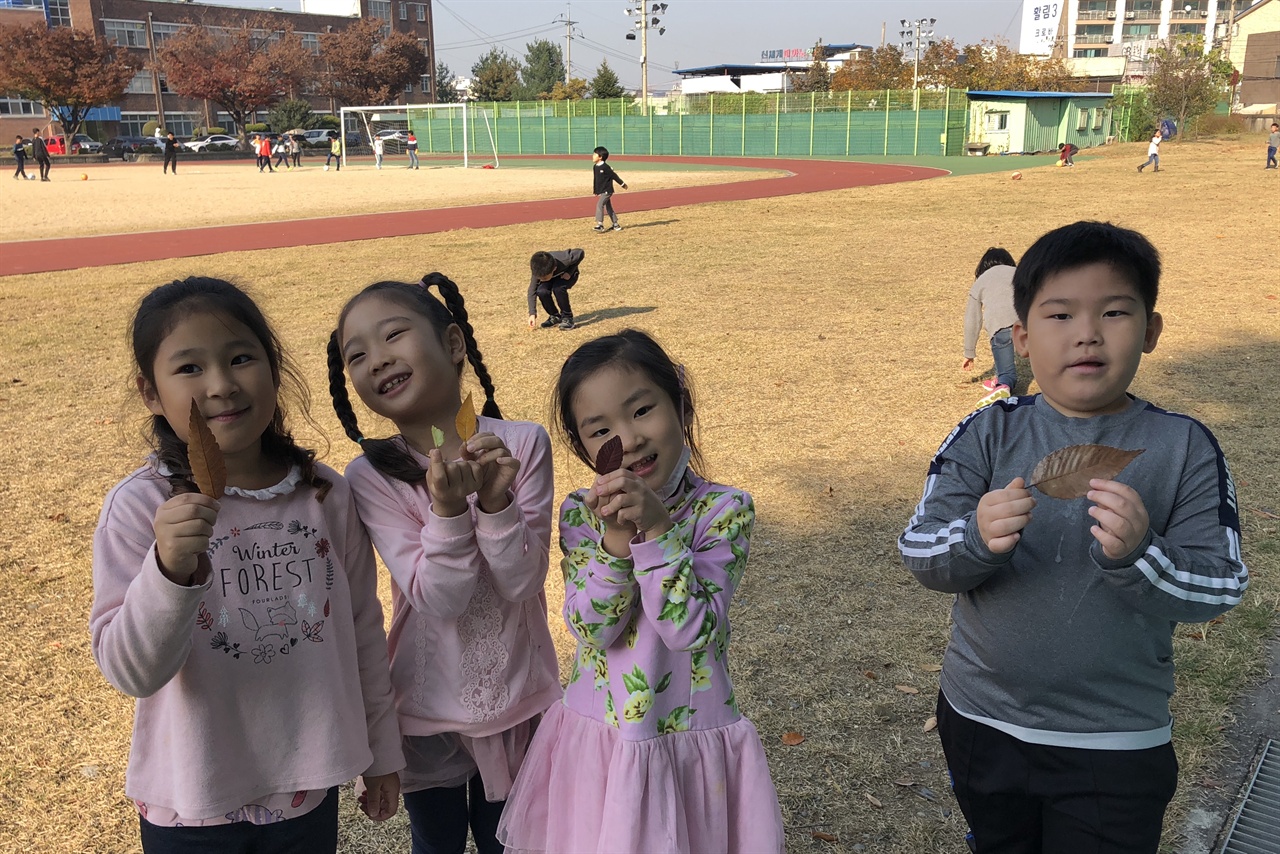  "보세요 보세요, 저는 이만큼 주웠어요."
방금 주운 낙엽은 '가을과 자연' 미술활동의 재료가 된다.