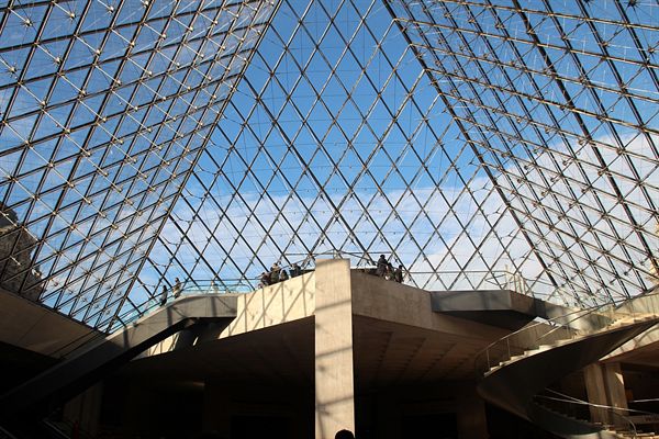 하늘이이 파랗게 보이는 프랑스 루브르박물관 모습