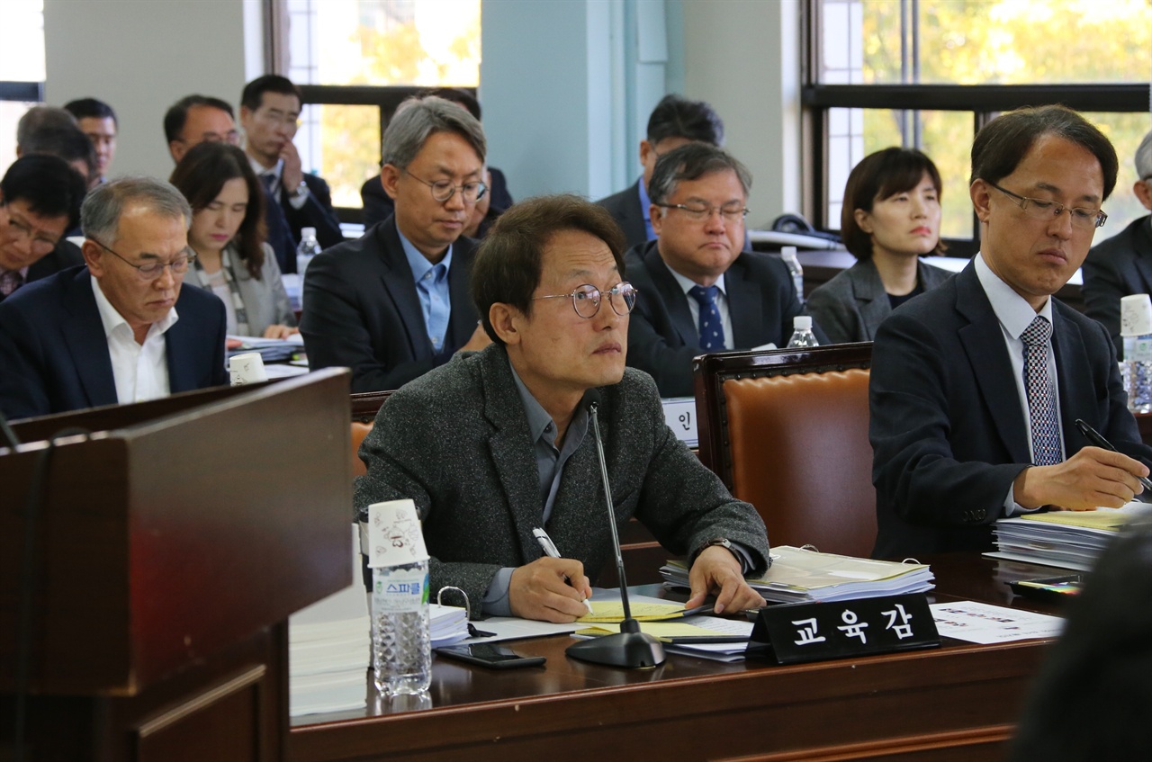 행정감사에서 답변하는 조희연교육감 11월 2일은 서울시교육청에서 열린 서울시의회의 행정사무감사에서 의원 질의를 경청하는 조희연 교육감