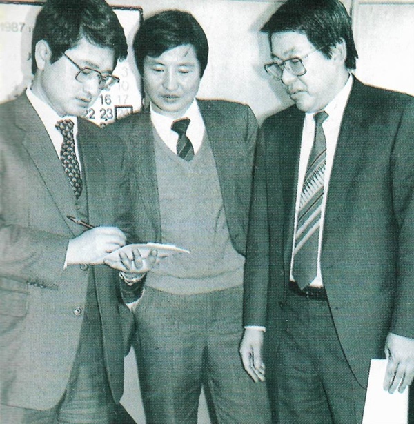 1987년 1월 24일 '박종철 고문치사 사건' 수사 결과를 발표하기 직전의 모습이다. 당시 수사검사였던 박상옥은 지금도 대법관으로 있다. 
