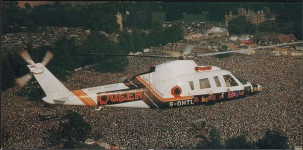  퀸의 1986년 공연실황 음반 < Live Magic > 속지 사진.  영국의 유명 야외 공연장 네브워스 공원을 관중들로 가득 채울 만큼 이들의 콘서트는 규모부터 초대형이었다.
