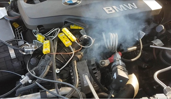 BMW 차량 화재 관련 재현 실험. 흡기다기관에 발생한 구멍에서 배출가스가 새어 나오고 있다.