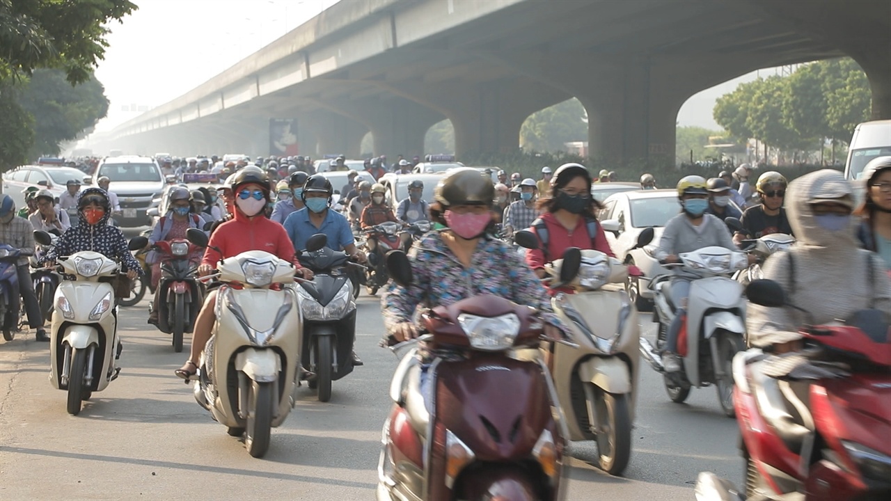해마다 고속 경제성장을 거듭하고 있는 베트남. 거리를 채운 오토바이 행렬은 베트남의 역동성을 상징한다.
