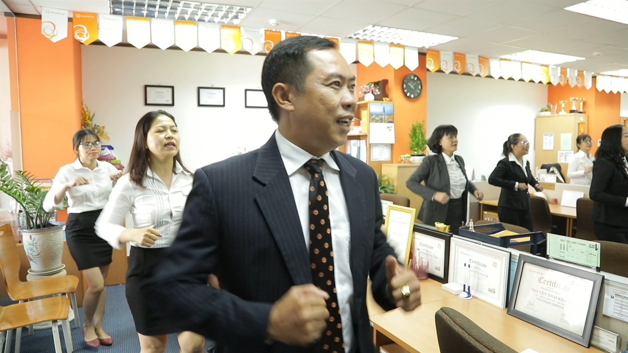 베트남에 진출한 한국 기업의 사무실. 현지 직원들이 흥겨운 음악과 율동으로 하루를 시작하고 있다.