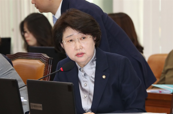 (자료사진) 자유한국당 김승희 의원이 2018년 10월 15일 오전 국회에서 열린 보건복지위원회의 식품의약품안전처 등 국정감사에서 질의하고 있다. 
