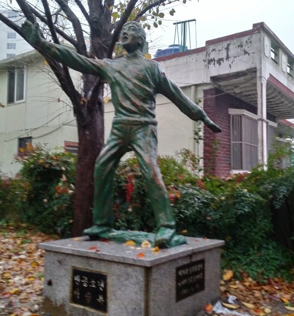 울산 남구 강남초등학교에 있는 이승복 어린이 동상. 반공소년 이승복이라는 글이 새겨져 있다.1983년 한 학생의 학부모가 기증했다고 적혔다.