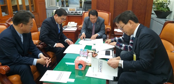 허성무 경남 창원시장은 11월 8일 안상수 국회 예결위원장을 만나 여러 현안에 대해 논의했다.