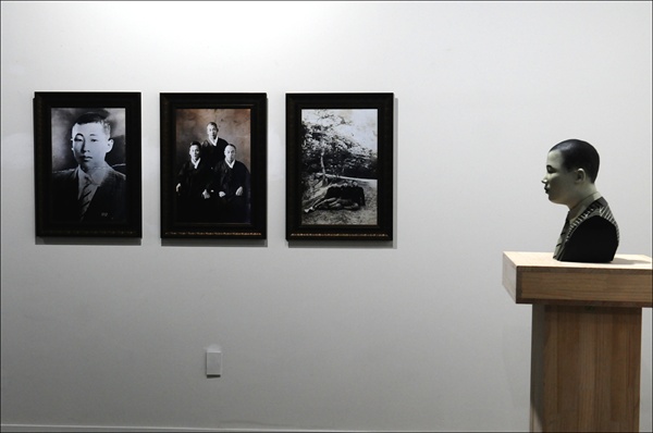 한국전쟁 당시 산내 골령골로 끌려가 학살당한 문상국씨의 사진 3점과 3D프린팅 입체형상(오른쪽)이 전시되어 있다.