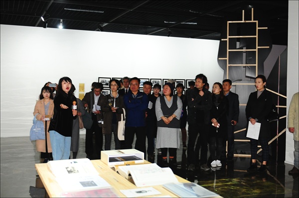 정윤선 작가가 2018 대전테미예술창작센터 지역리서치 프로젝트 결과보고전 개막식에 참석한 이들에게 자신의 작품을 설명하고 있다.