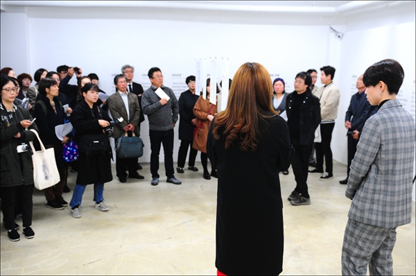 ‘콜렉트’팀의 권순지 작가(왼쪽)와 김재연 작가(오른쪽)가 지역리서치 프로젝트 결과보고전 개막식에 참석한 이들에게 작품을 설명하고 있다.